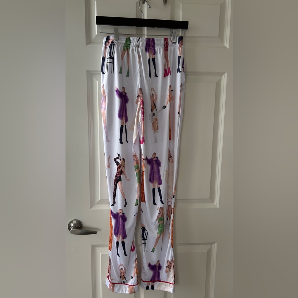 Taylor Swift Print Pajama Set - Picture 6 of 10